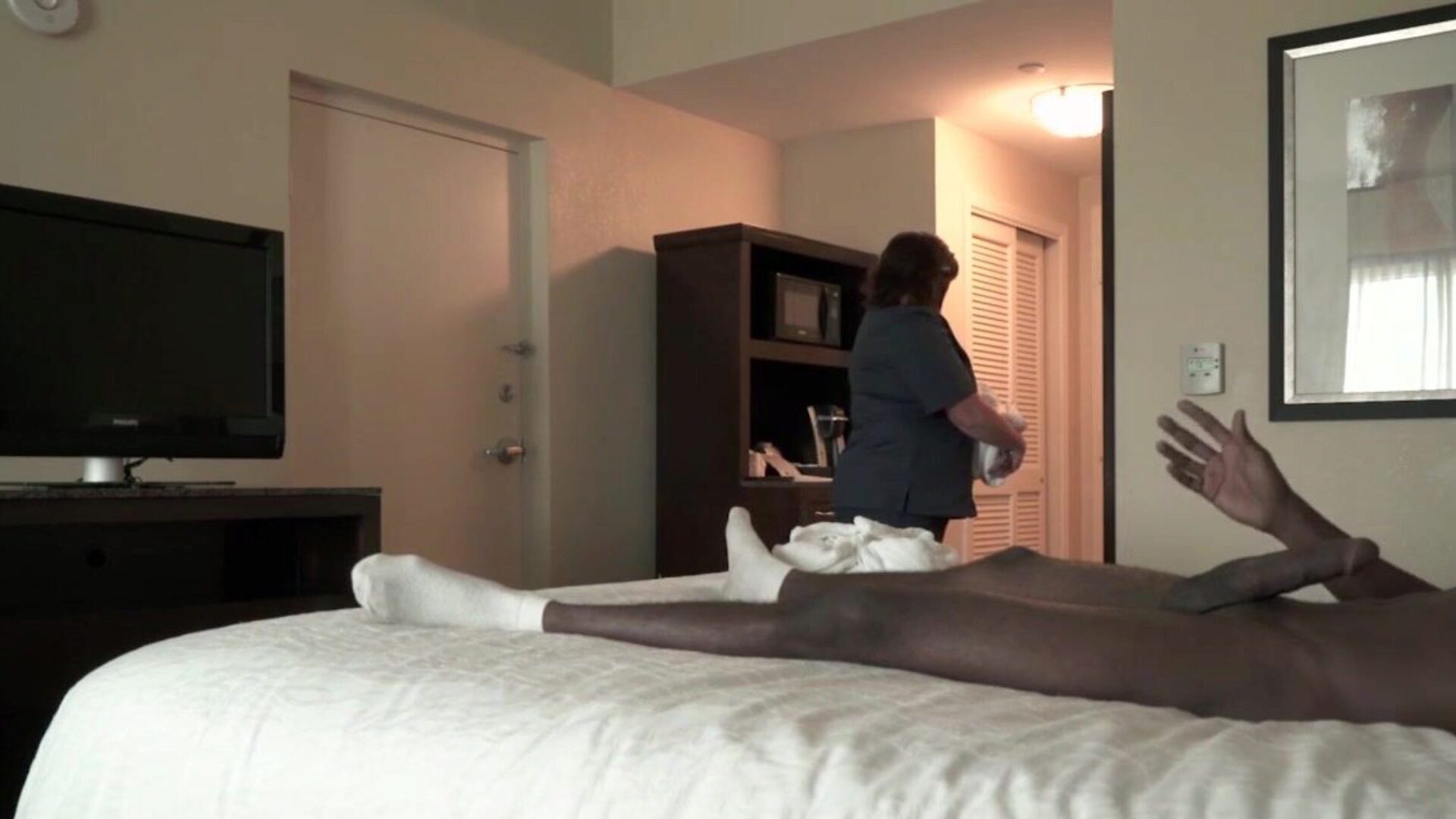 parade de niche - une belle femme de chambre d'hôtel caresse une grosse bite noire avec des mains blanches