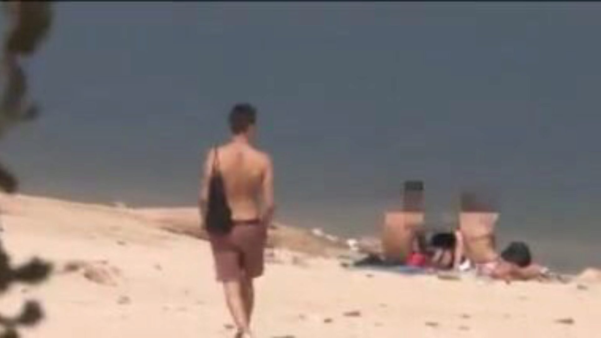 un inconnu tombe amoureux du gros 10 livres de jotade à la plage nudiste jotade nous prouve comment ce mec peut ramasser n'importe quelle fille et ce gars le fait en sortant simplement nu dans les bois
