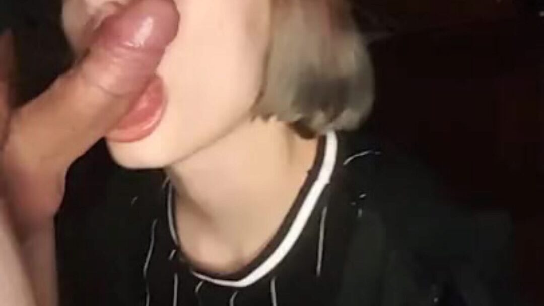skolejente gir en blowjob, cum over hele ansiktet hennes