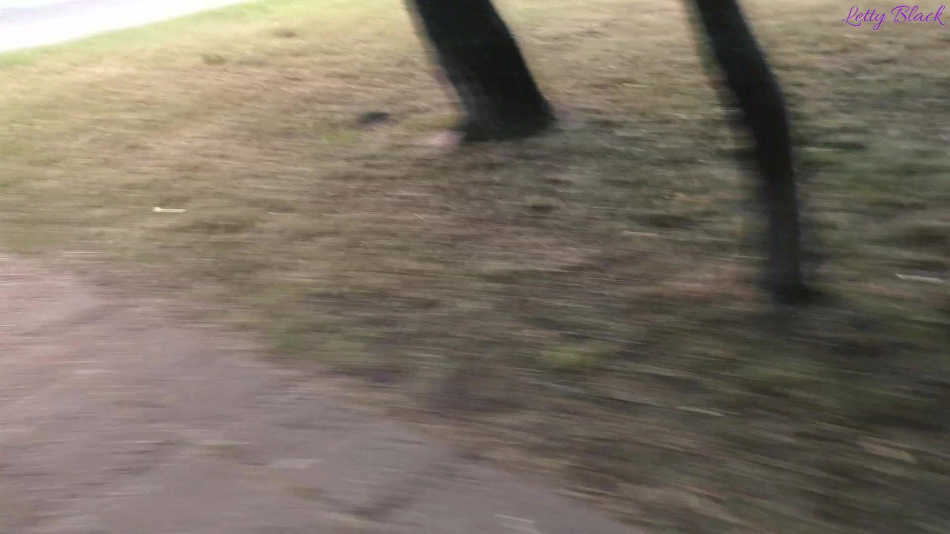 távoli vibrátor kültéri - nyilvános séta a parkban orgazmusig