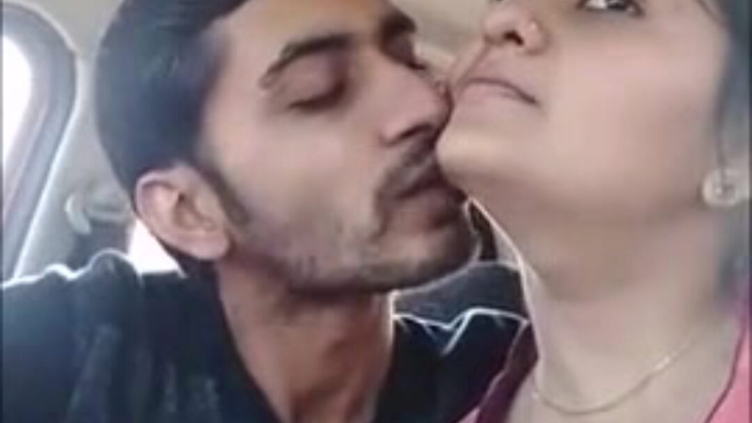sött indiskt par som älskar