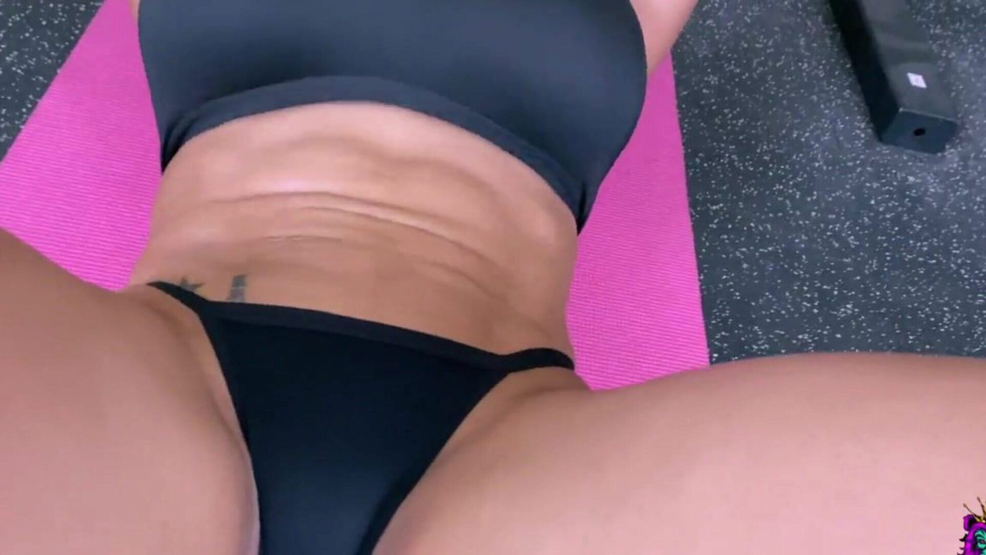 Brunetka z dużymi piersiami otrzymuje intensywny seks analny na siłowni po treningu core