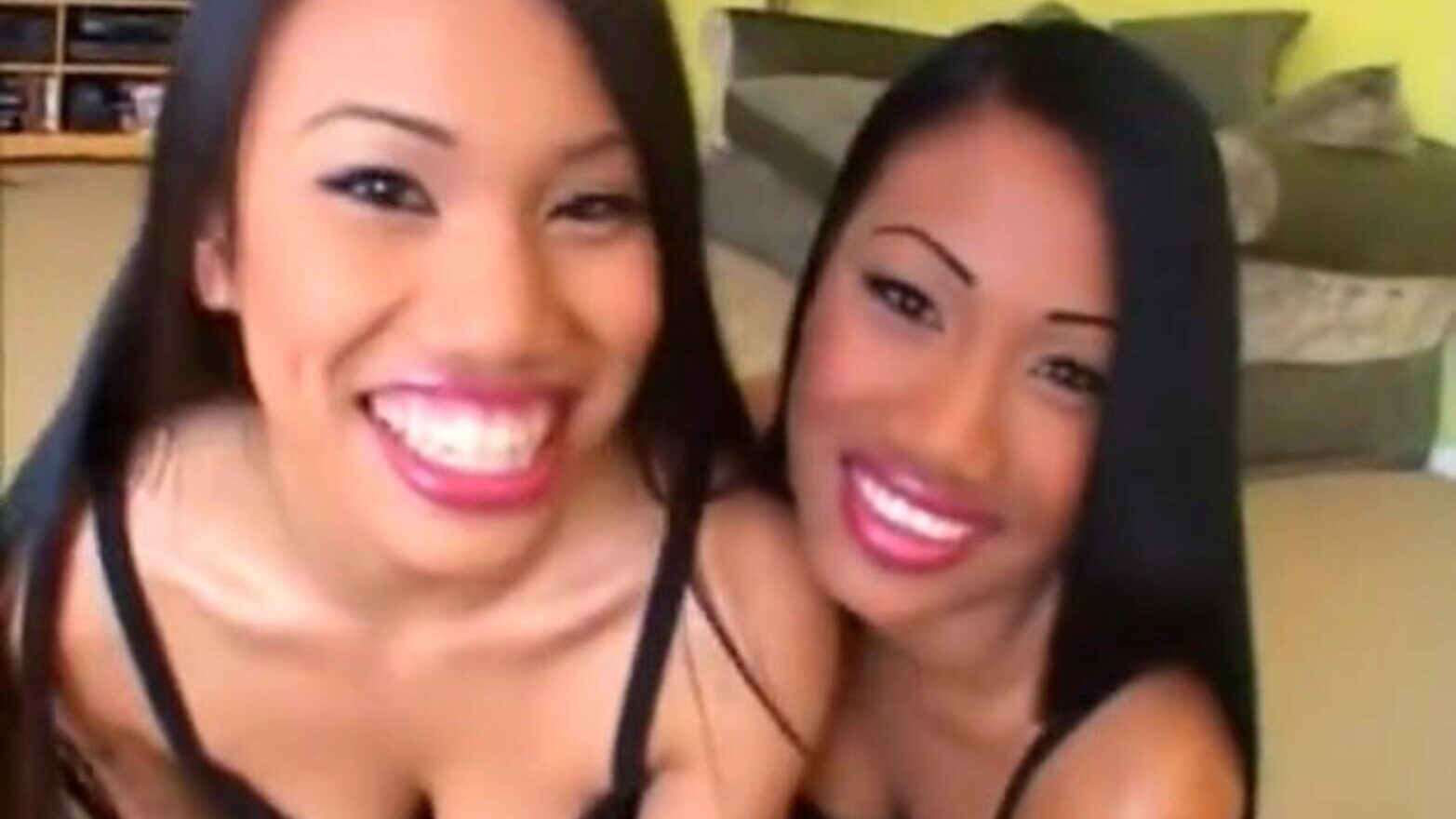 două surori asiatice împart un mare shlong