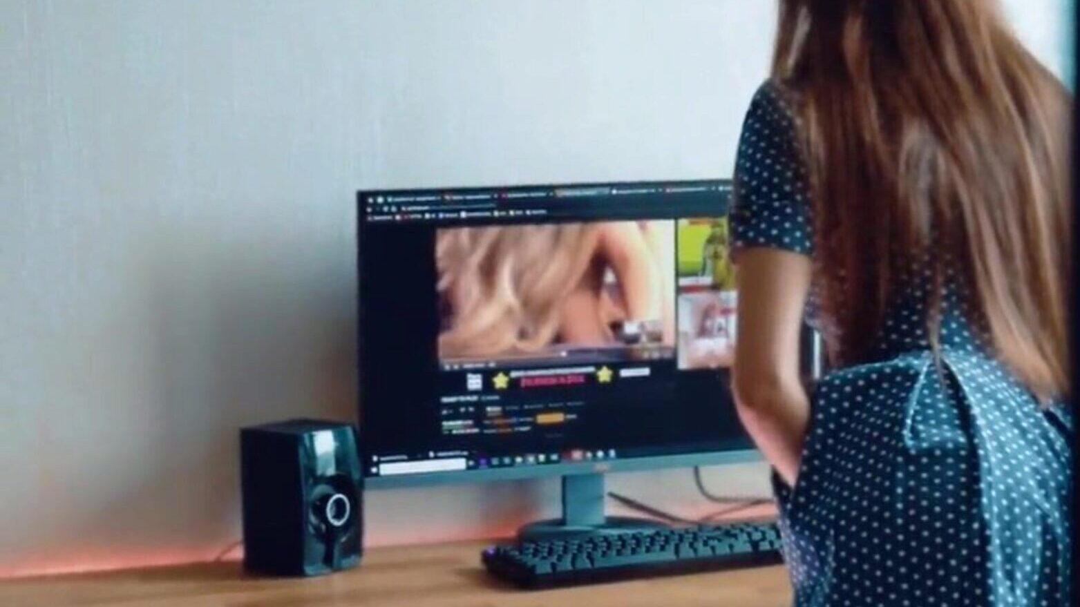 Schulmädchen beim Anschauen von Pornos erwischt wird ins Gesicht Schulmädchen beim Anschauen von Pornos beim Laden erwischt