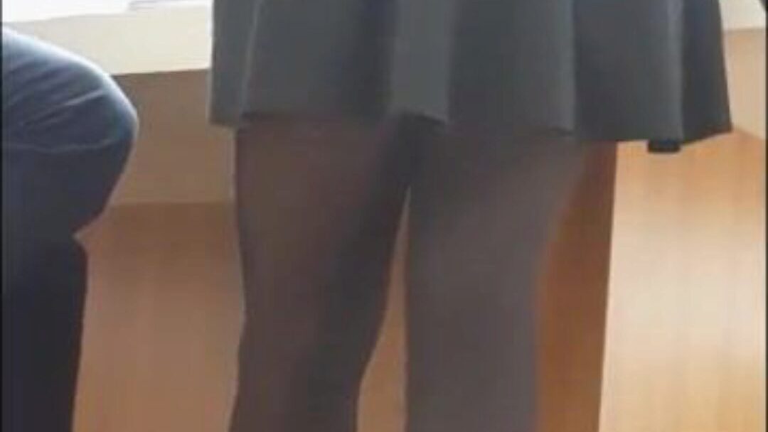 секси секретарица у мини сукњи и црним најлонкама