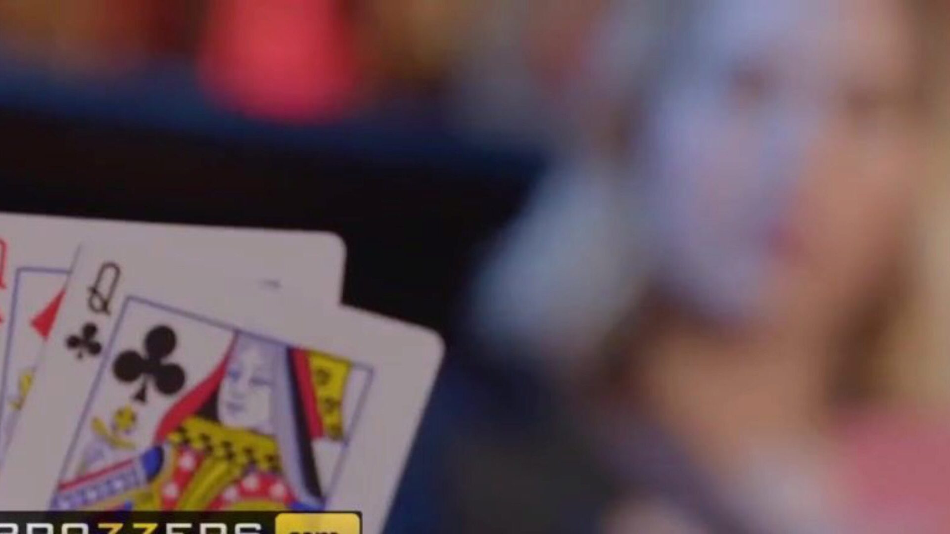 blondýnky a lesbičky s písčitými vlasy přicházejí o trička, když si pohrávají s kartami - brazzers