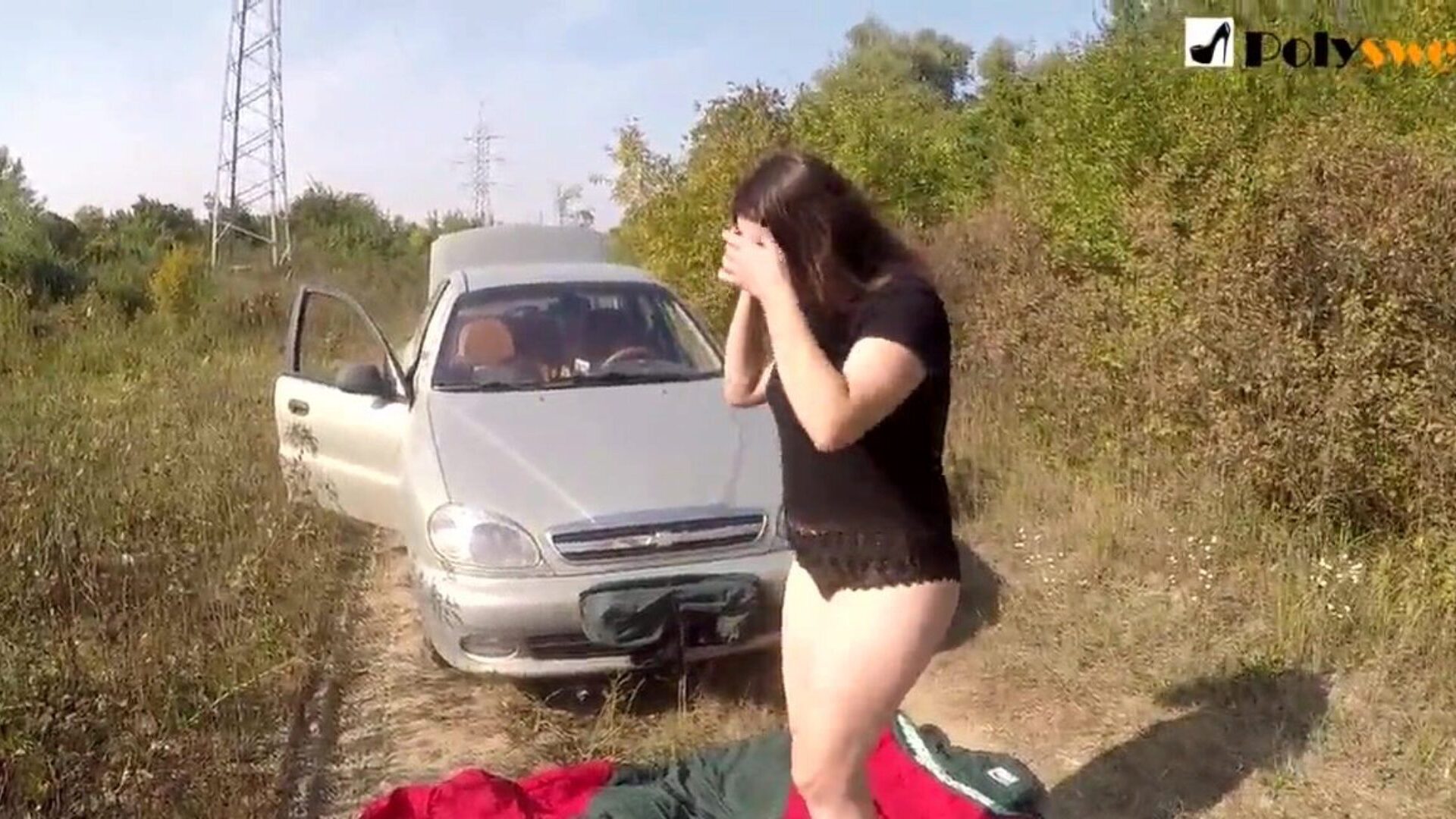 فتاة الاستمناء العام تم القبض علي بواسطة سيارة في بداية الفيديو)