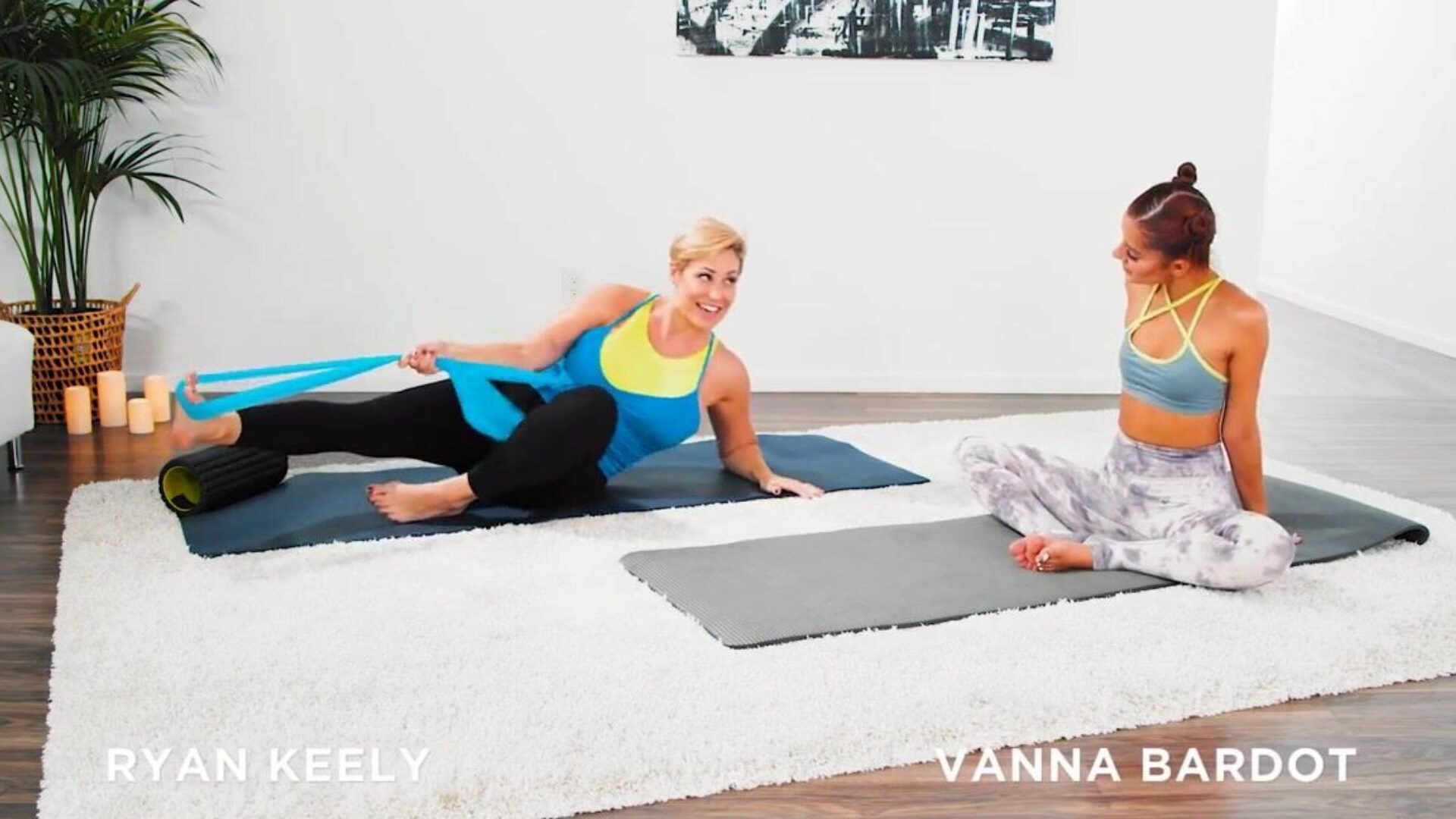 vanna bardot heeft een vingerzetting yoga training bij ryan keely vanna bardot en ryan keely