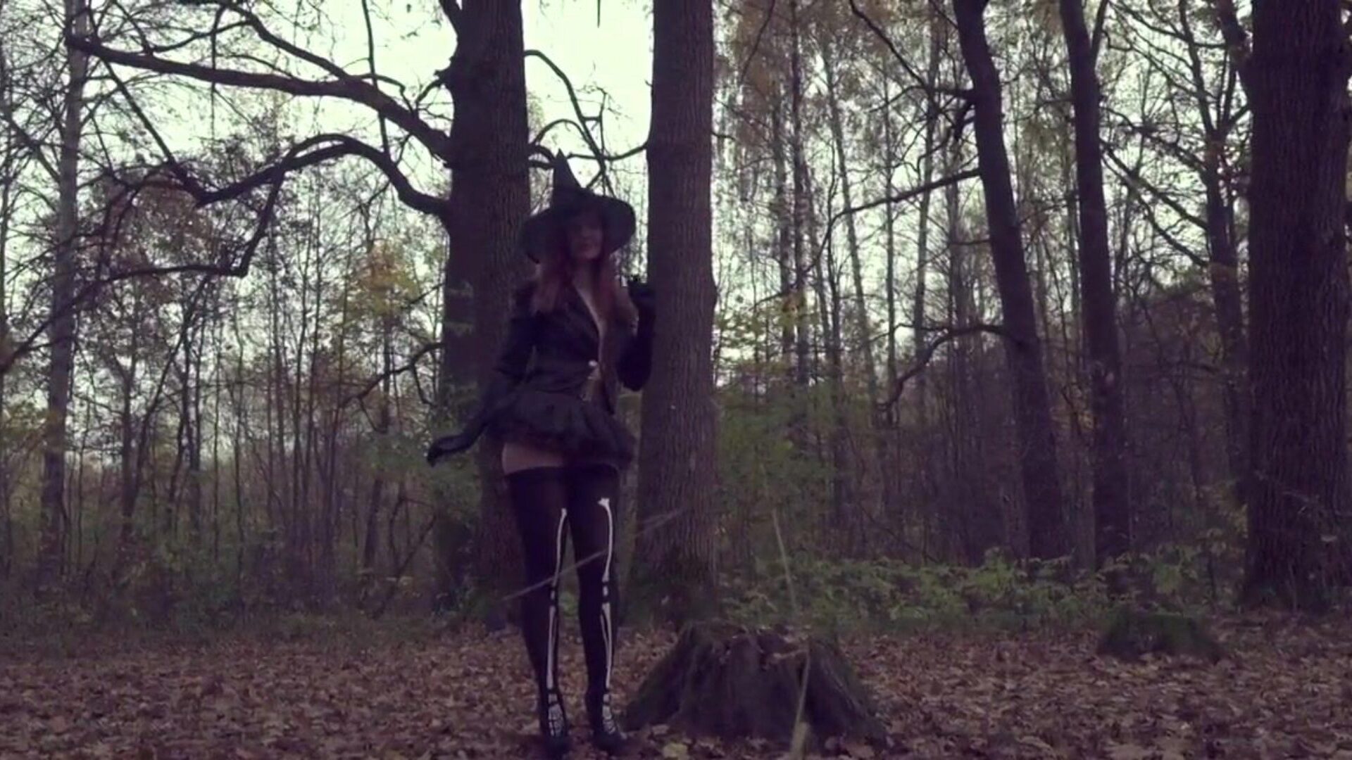 tag min Halloween kjole af Jeny Smith udsat i skoven Se den fulde video på jenysmith.net musik bajun på ikoner8