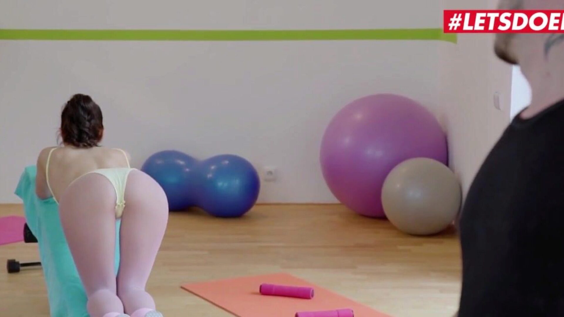 letsdoeit - Italiaanse tiener Valentina Bianco verandert yoga in hardcore seks