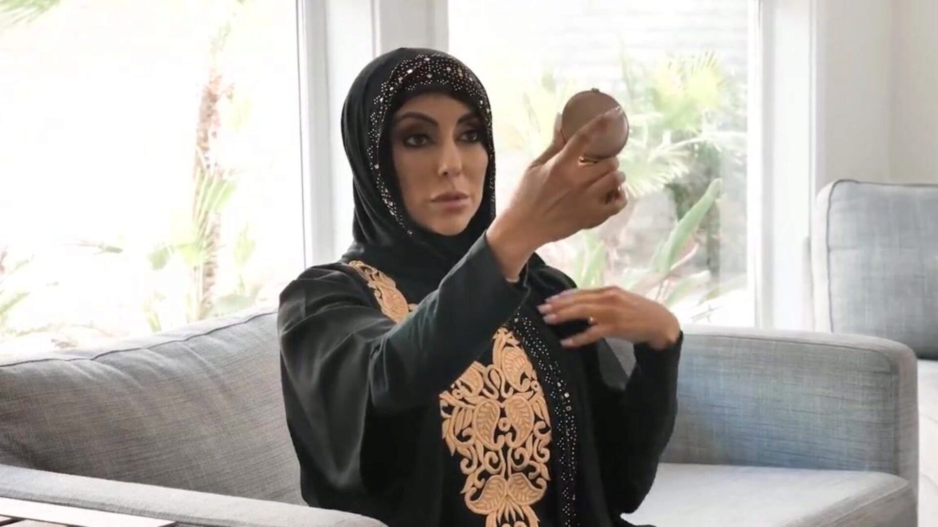 această femeie arabă era jenată, dar totuși suge un cocos gras arab pulverizează bang-out hd