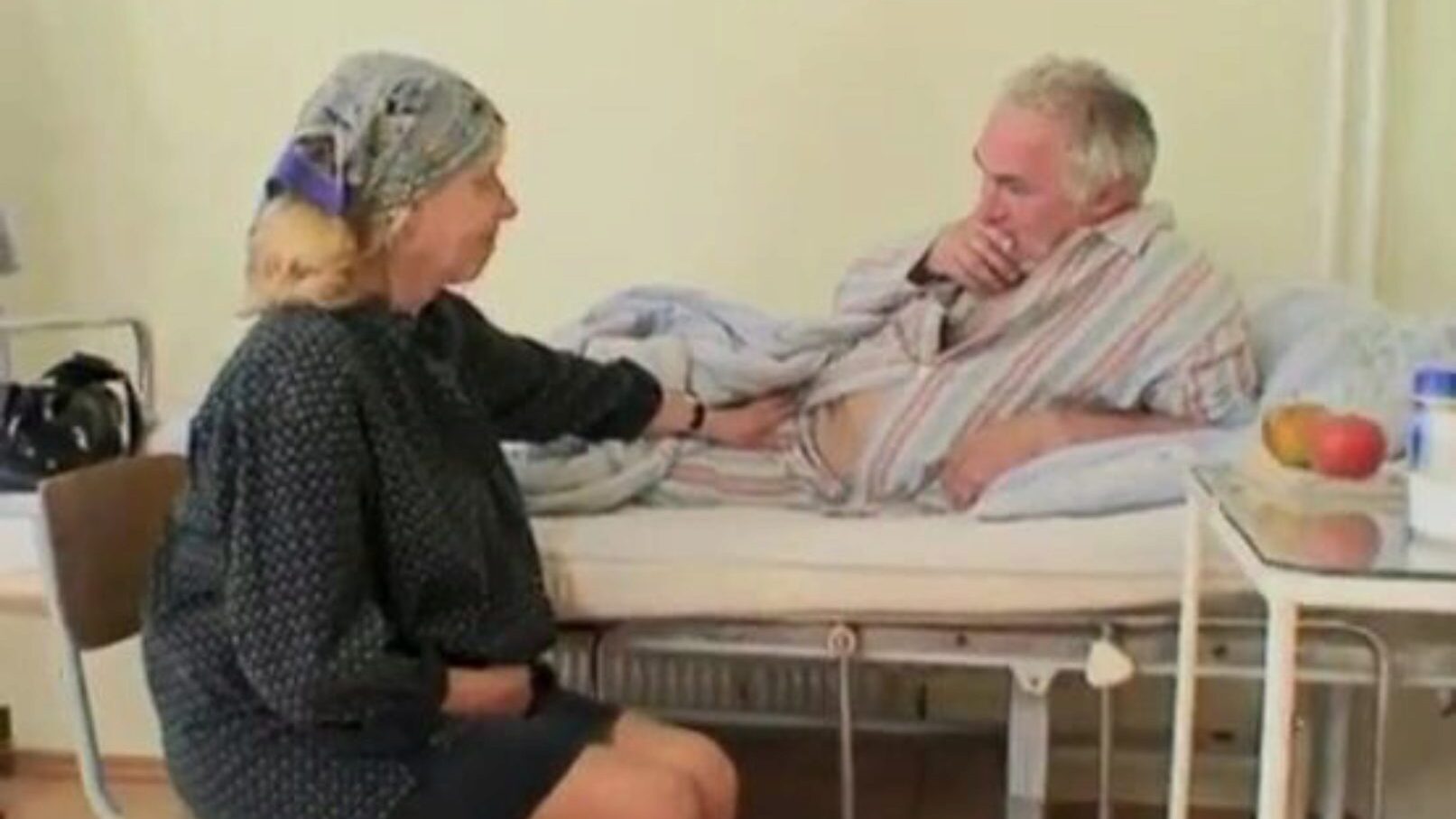 freche heiße Krankenschwester hilft alten Patienten, gelegt zu werden