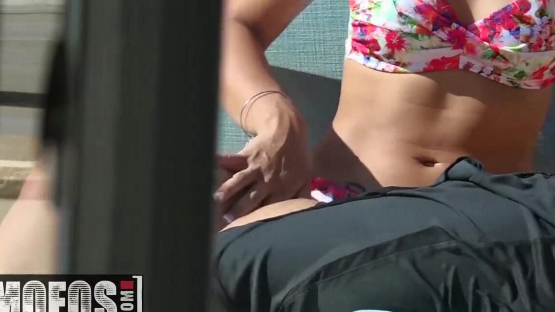 novia de ébano adrian maya recibe un arado junto a la piscina mientras freaks filma