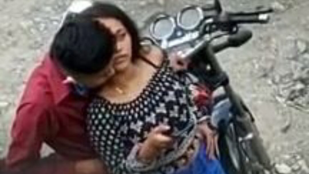 szexi indiai lány szivattyúzás bf nyilvánosan