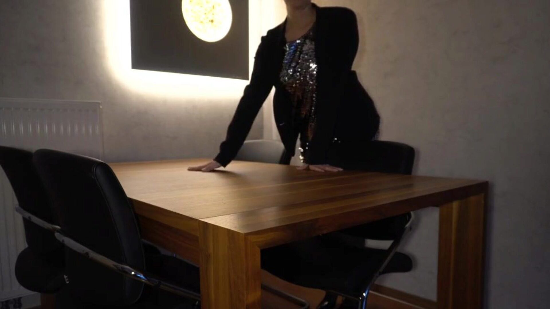 baas neukt secretaresse anaal op tafel ... kijk hoe baas secretaresse anaal neukt op tafel