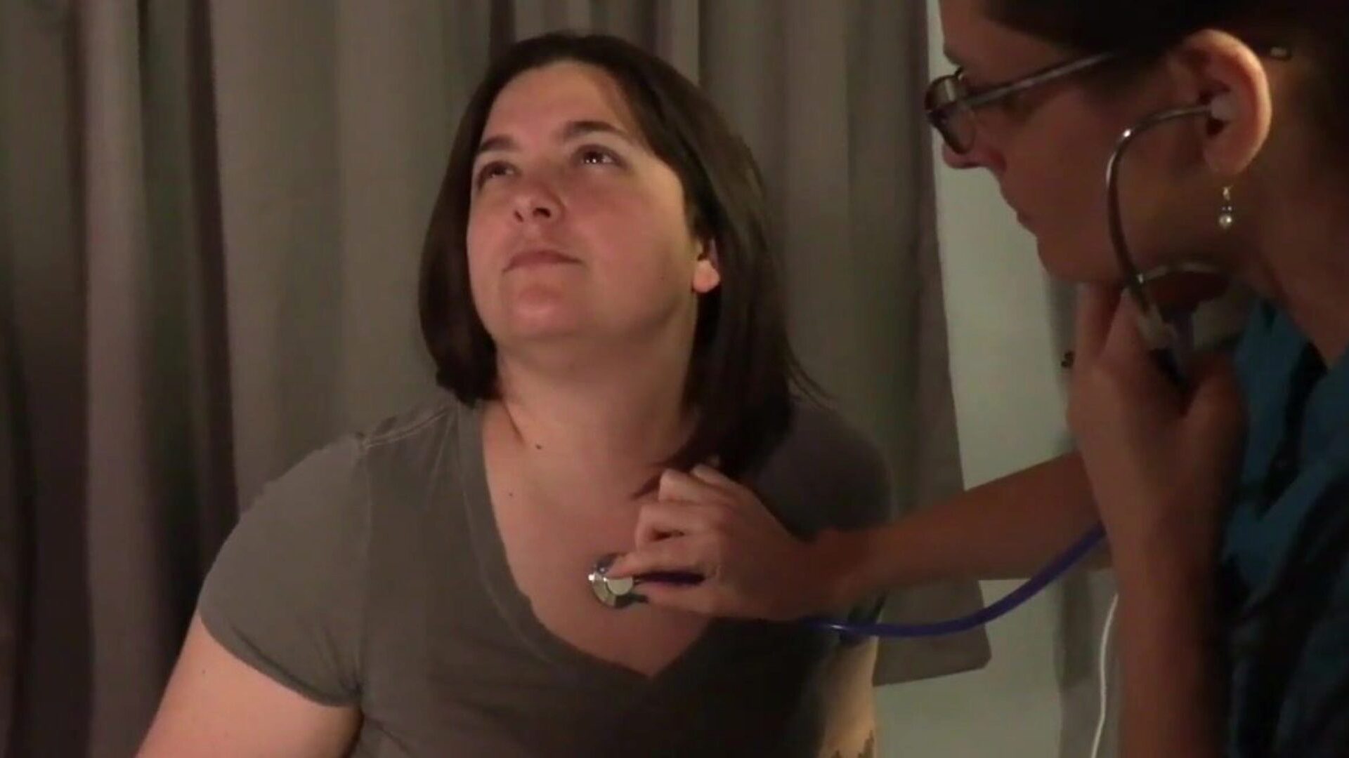Krankenschwester humpelt ihre besondere Klientin von hinten