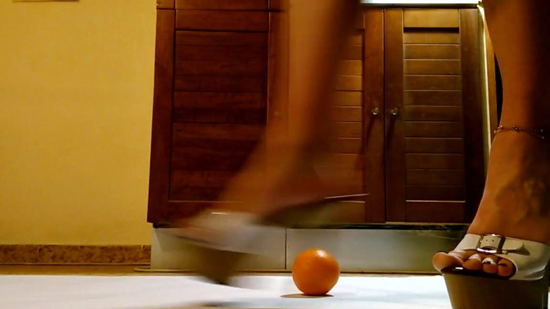 garçonete joga e soca laranja com sapatos de salto alto plataforma hawt garçonete se diverte e chuta laranja em sapatos de salto alto plataforma sexy