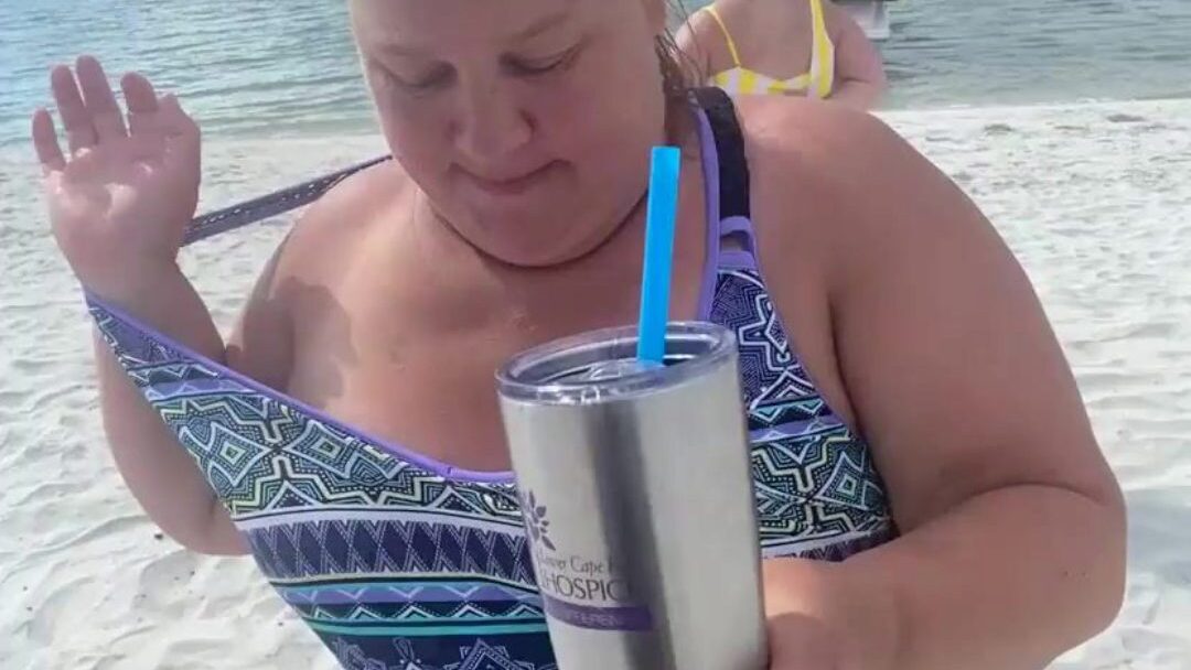 дрољава ббв супруга дуца приказује своје велике марангосе на јавној плажи