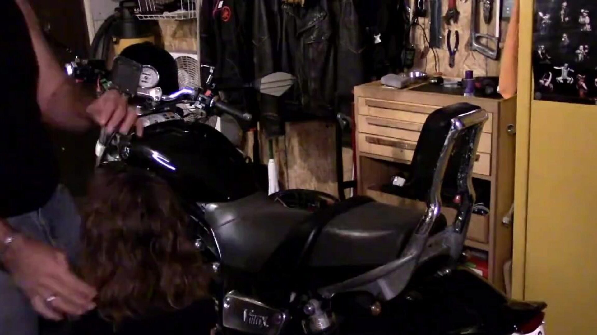 por favor ven en mi culo  nena motociclista me deja follar su culo perfecto inclinada sobre mi motocicleta