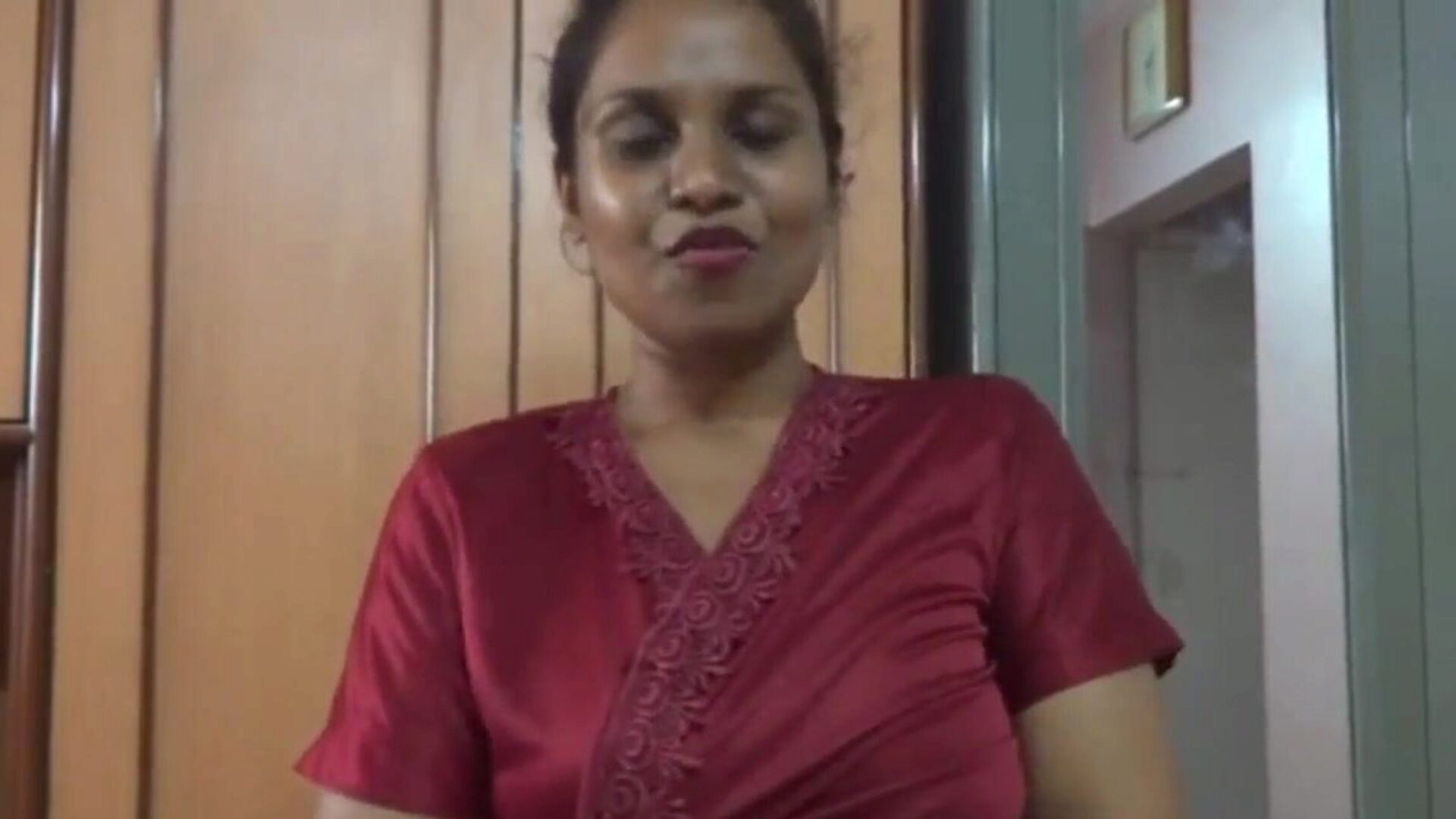 empregada doméstica indiana tamil dando instruções para punheta