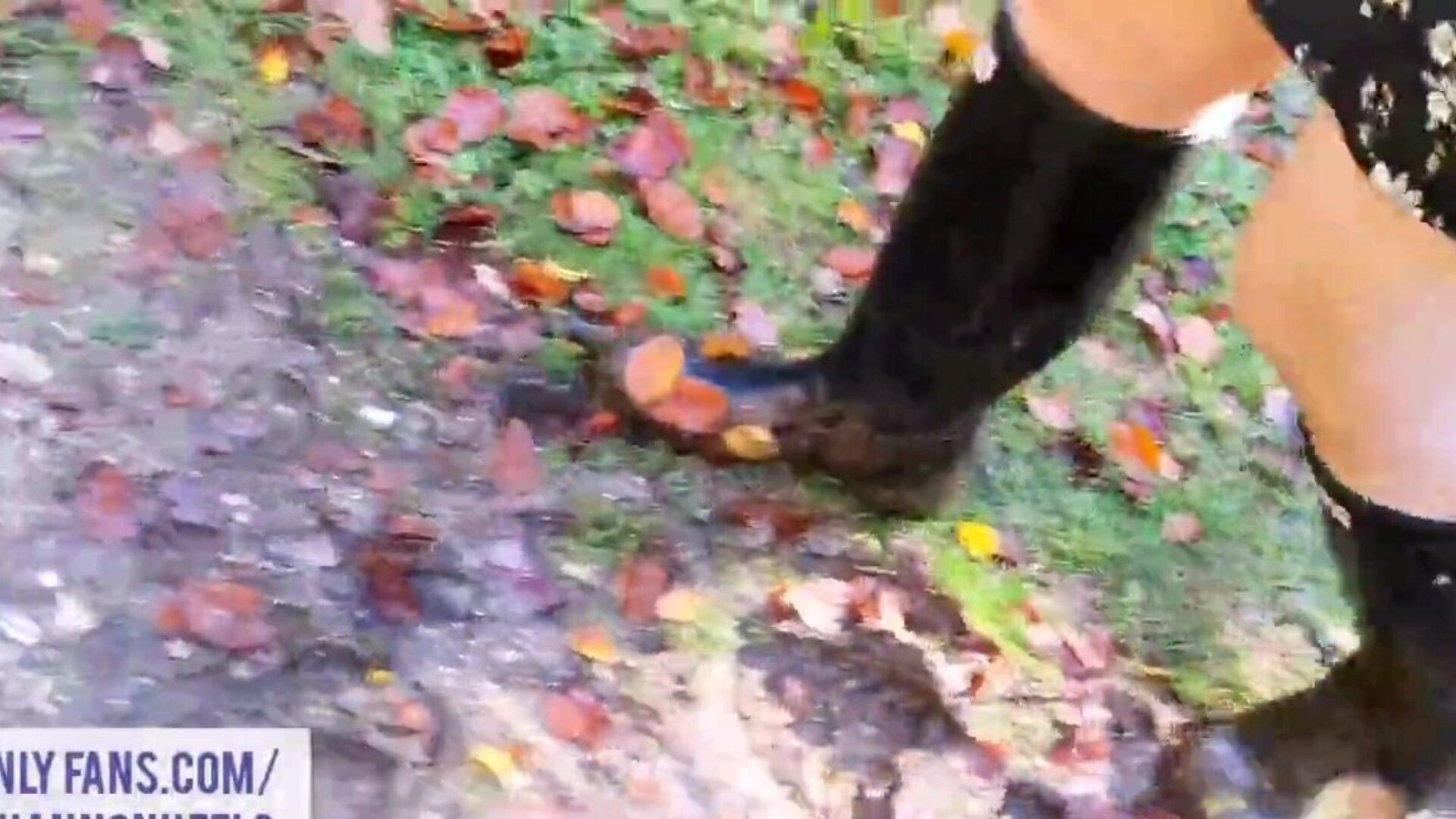 parpadeando y meando en el bosque - Shannon Tacones disfruto pasear por el bosque y demostrar mis formas y manguito me pone tan mojado meando y golpeándome con los dedos, aventurándome a que alguien me pille. Mírame conseguir mis botas de agua todas viscosas y obscenas