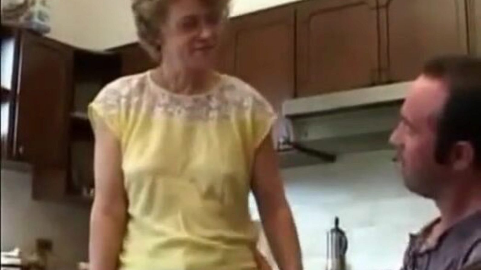 горячая и непривлекательная мама и ее сын трахаются на кухне