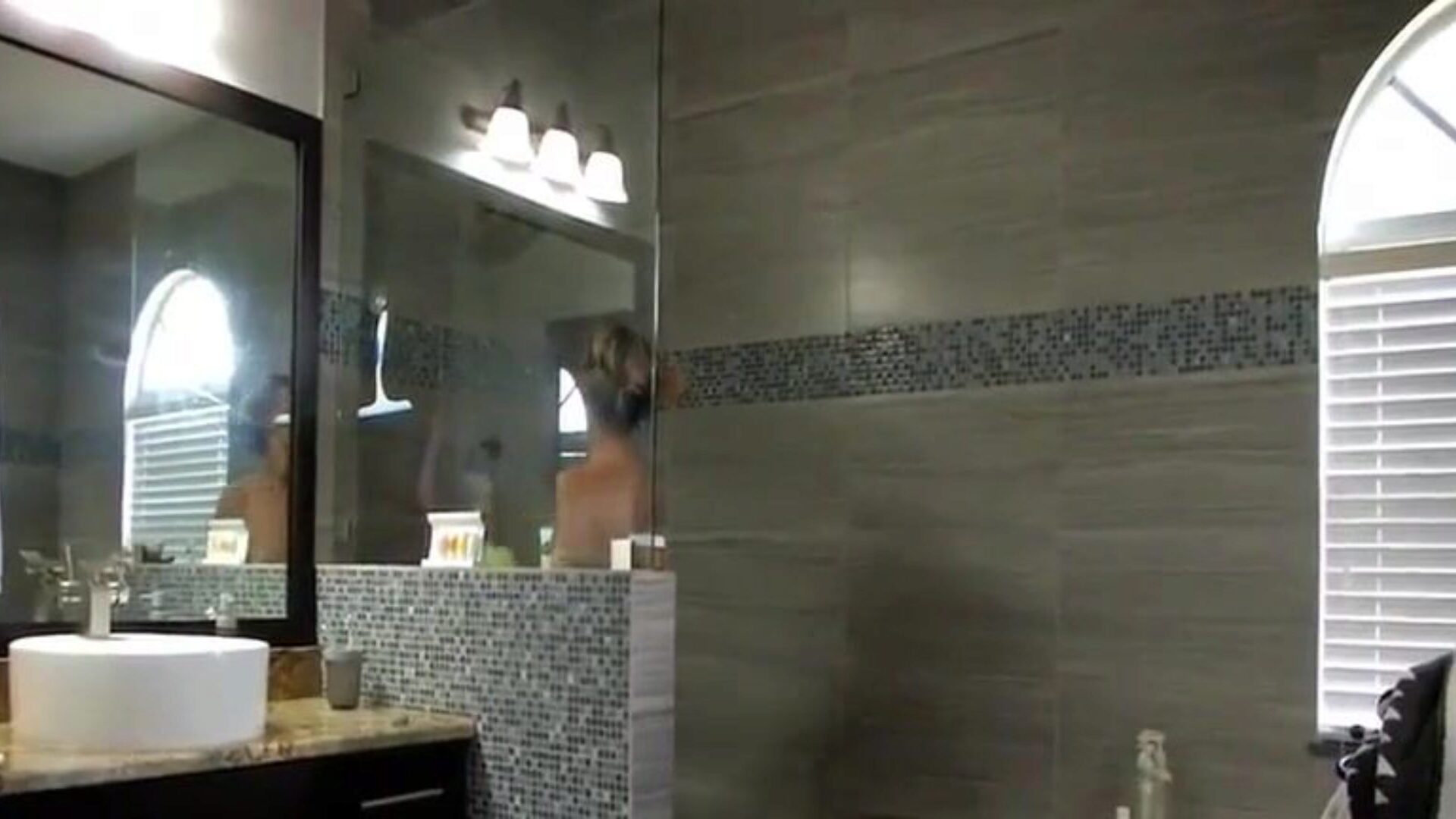 prestine edge en mama ayuda a su hijo en la ducha