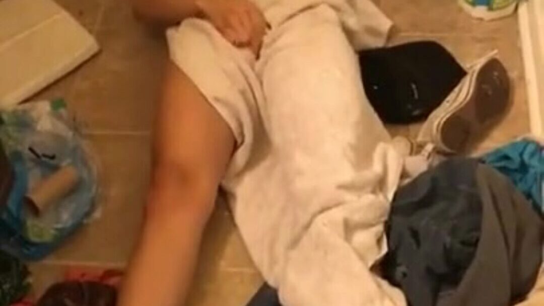 Adolescente pillada masturbándose en el suelo del baño