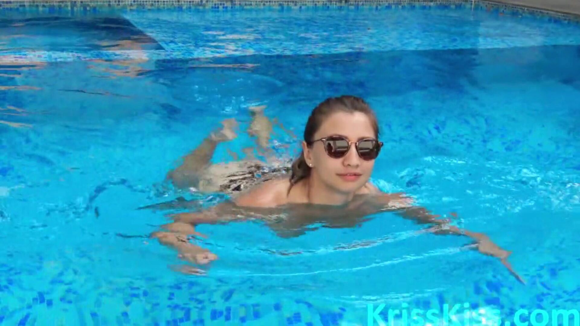 فتاة عميقة مص زب كبير غريب في حمام السباحة - النشوة المقربة