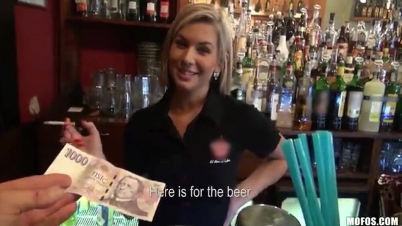 underbar blond bartender talas om att ha en koppling på jobbet underbar blond bartender pratas om att ha fuck-a-thon på jobbet