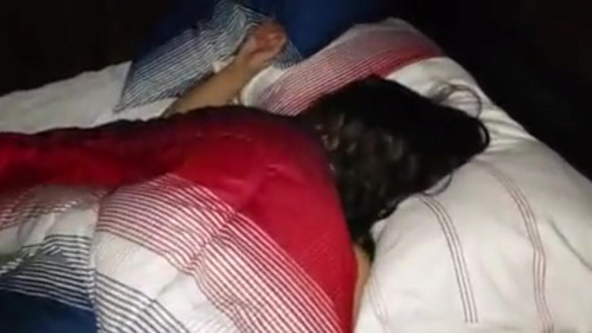 un fratellastro arriva da sua cognata che la bambina stava dormendo il fuoco arriva nella sua sorellastra questa ragazza stava dormendo con i suoi esercizi romp