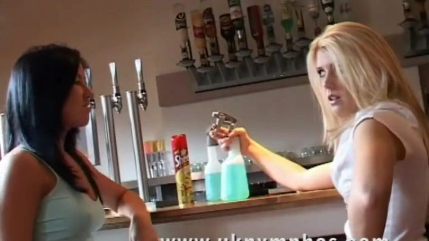 2 engelske lesbiske babyer pulveriserer stive lei av jobbene sine som rengjøringsmidler på en pub, de river hver annen steinhard og bawdy på et bord i puben