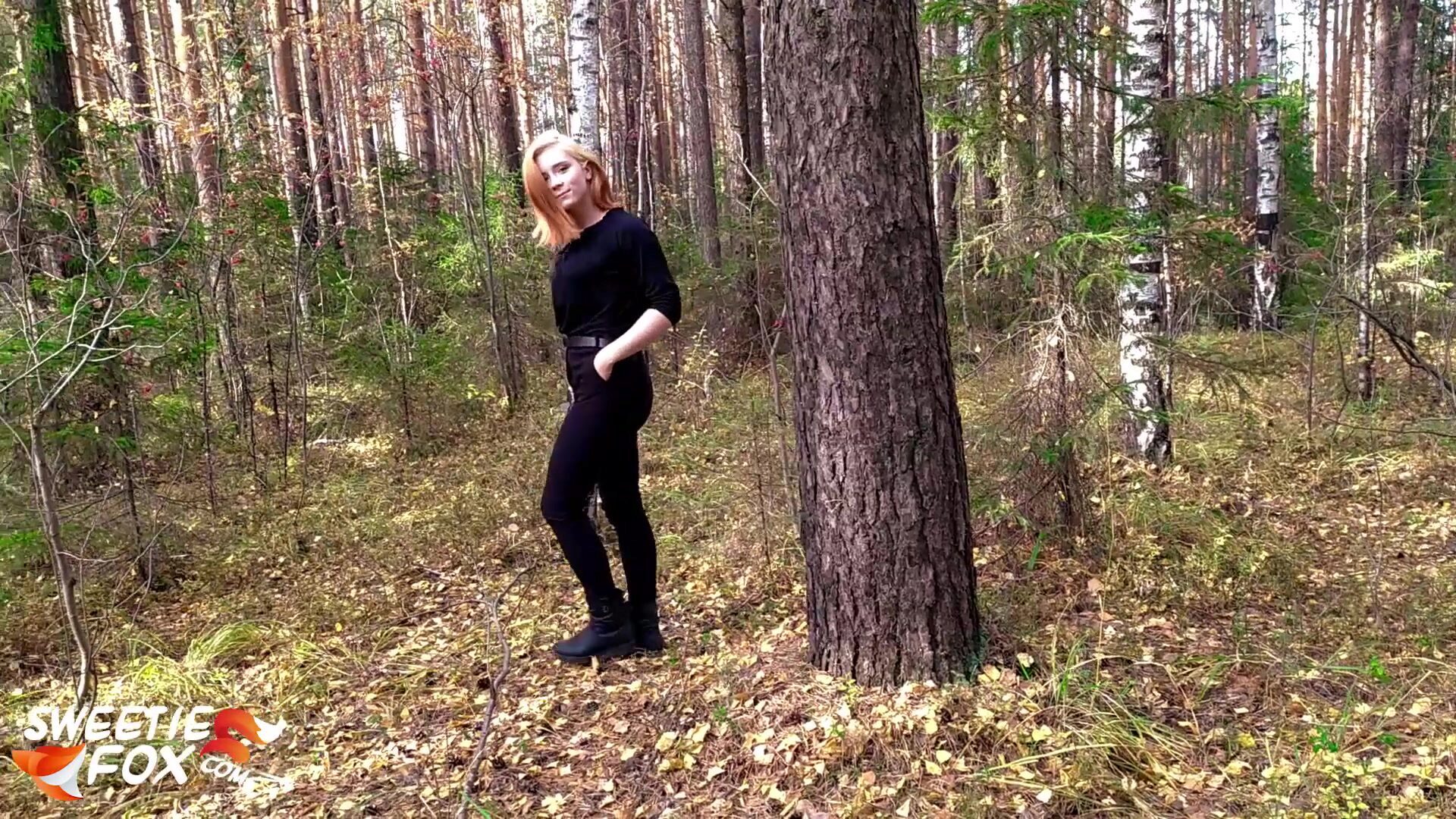punapää tyttö imi ja kova perseestä metsässä