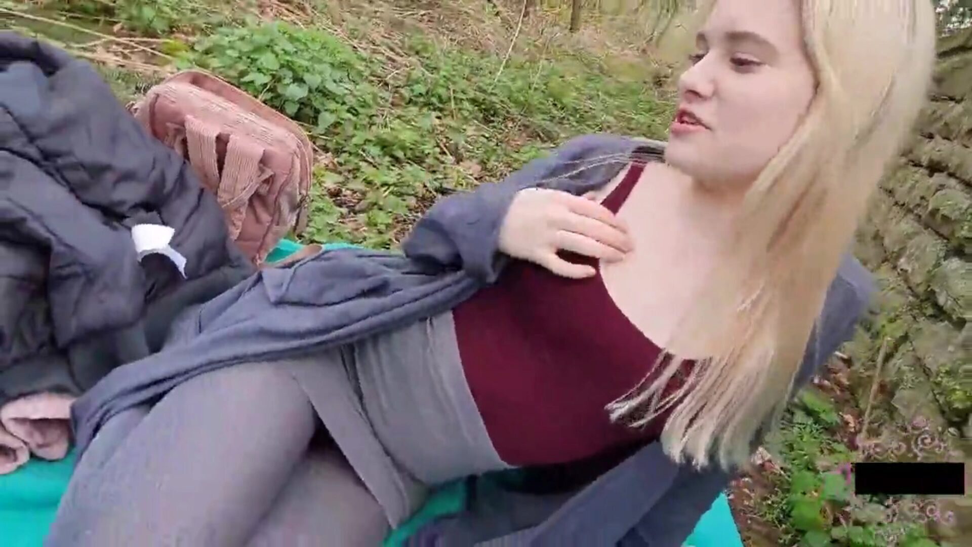 ο χαριτωμένος έφηβος έχει δημόσιο σεξ και κρέμα στο πάρκο