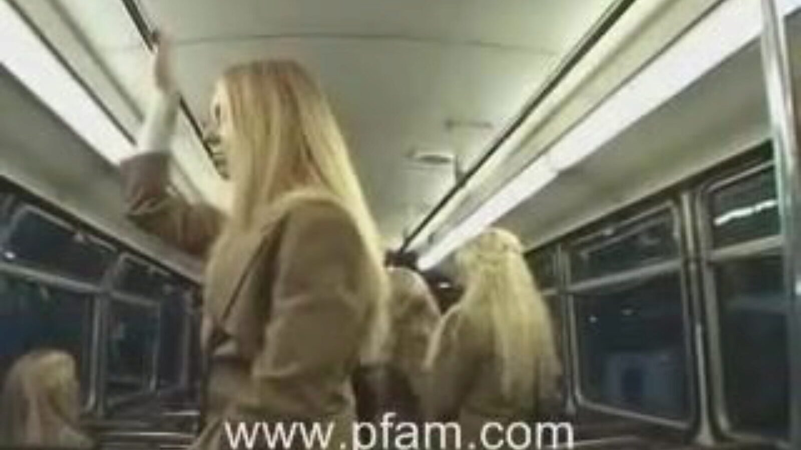 colegiala blanca y chico asiático, el ángel rubio de la universidad, hace una paja para el japonés en el autobús.
