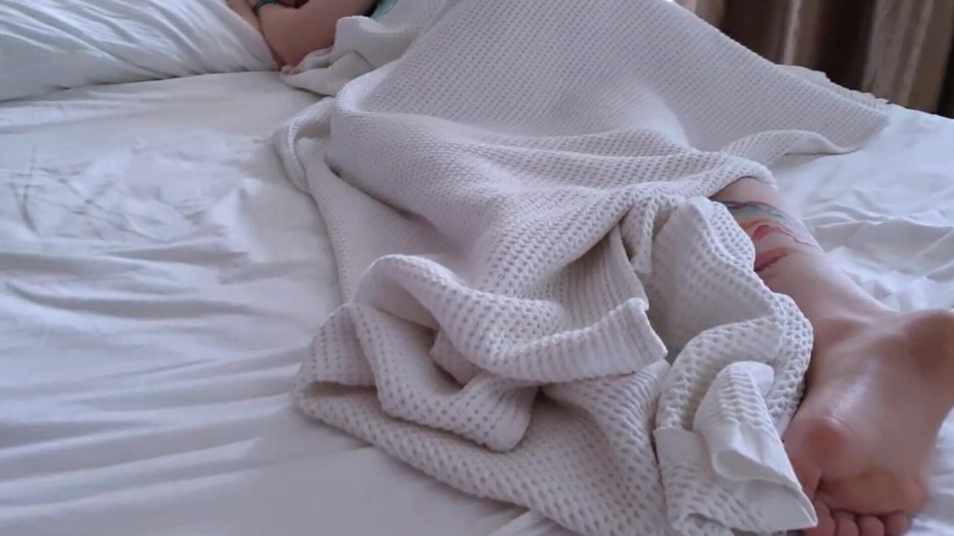 Teen im Hotelzimmer gefickt und auf ihre Muschi gespritzt