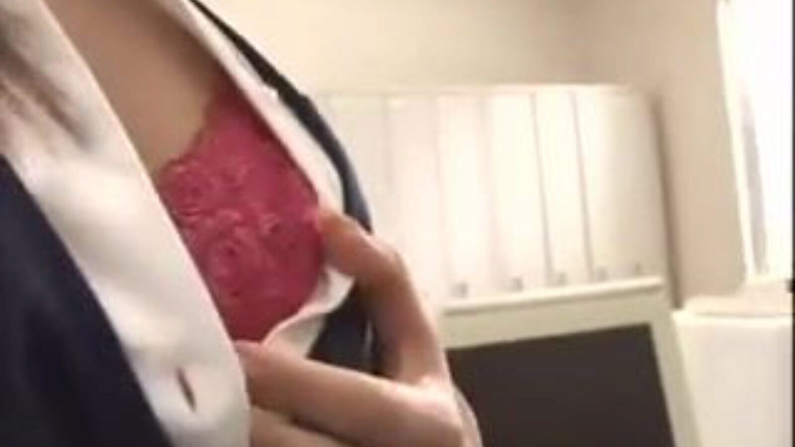 Японский секс в офисе, японская нимфоманка с оральным камшотом
