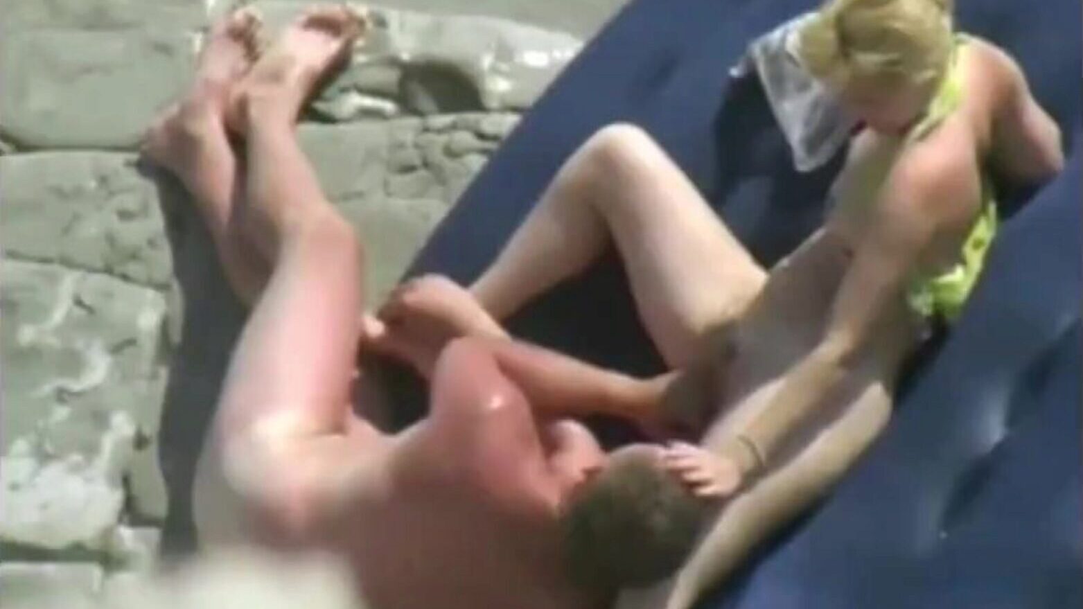 الجنس اللسان على الشاطئ أمي وعاشقها