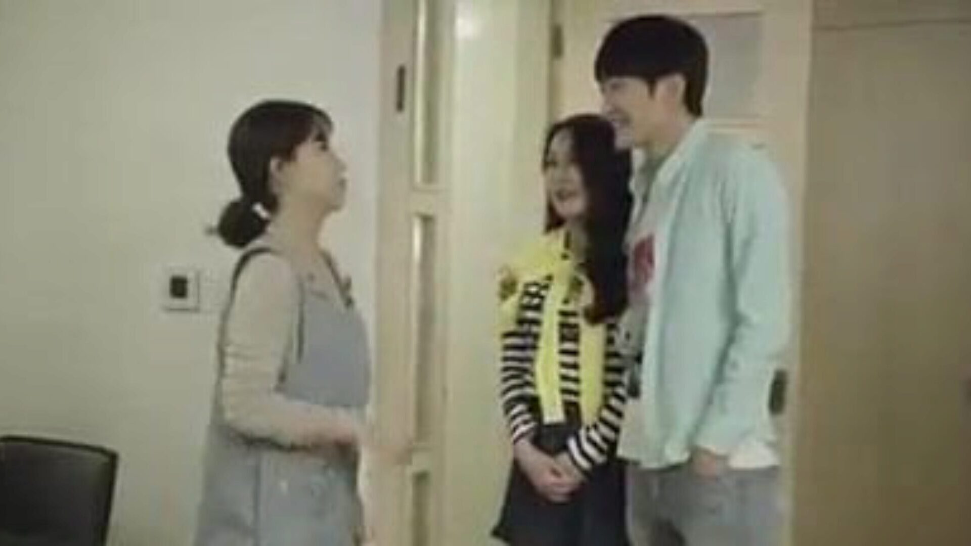 přítel matky a syna šuká v kuchyni - korejský film korejský filmový klip - přítel matky a syna šuká v kuchyni, zatímco zeť bouchá se svým gf v místnosti
