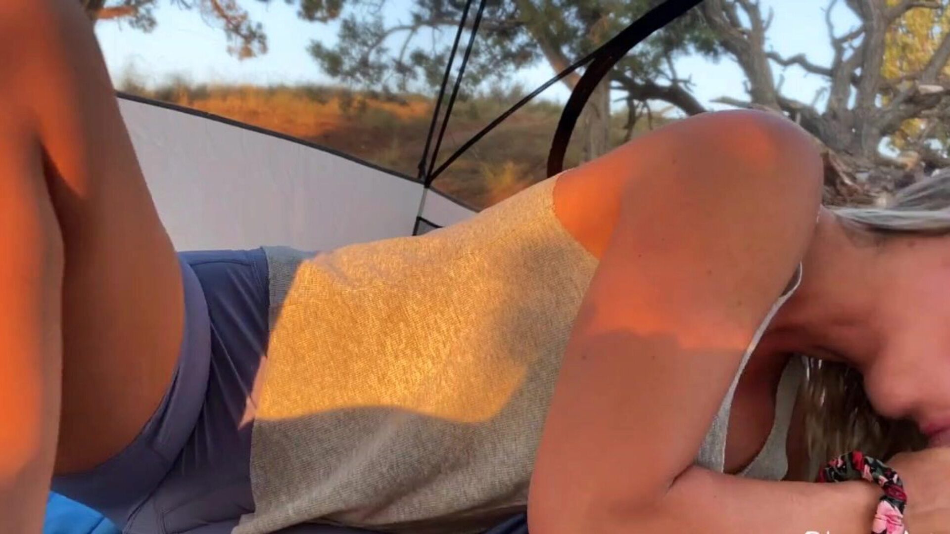 тинејџерска плавуша са великом гузицом се јебе у отвореном шатору док кампира - аматерски пар плавуша