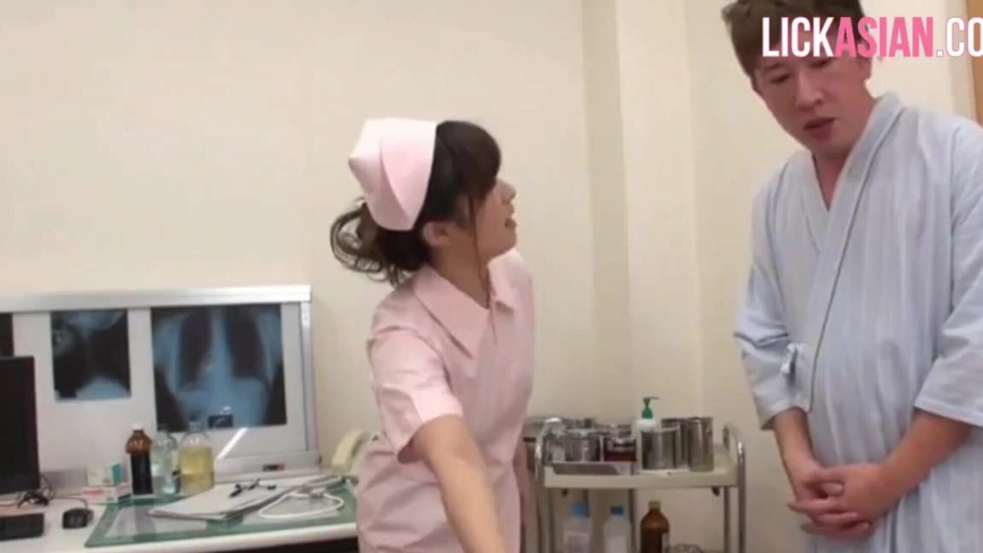asijská sestra aplikuje na pacienta drsnou léčbu šokem