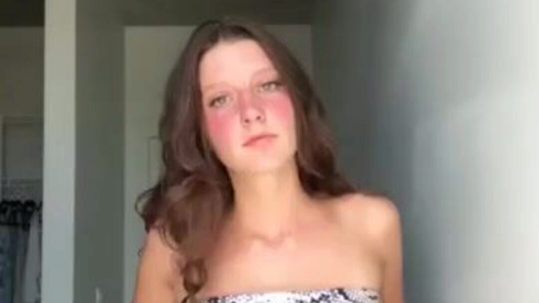 прелепа обријана тинејџерка која се скида из бикинија