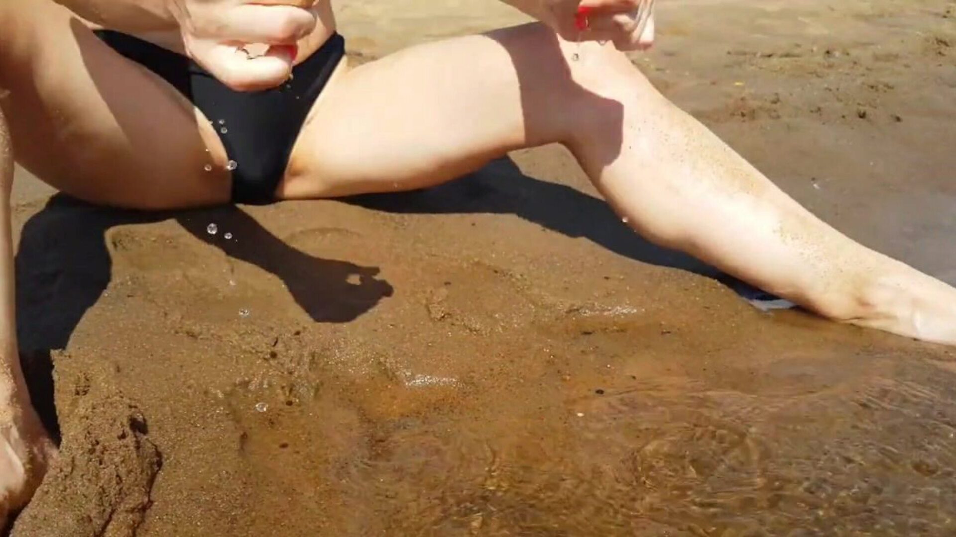 adolescente digitación en una playa pública y obtiene un orgasmo realmente genial - apretado coño playskitty ultra hd 4k