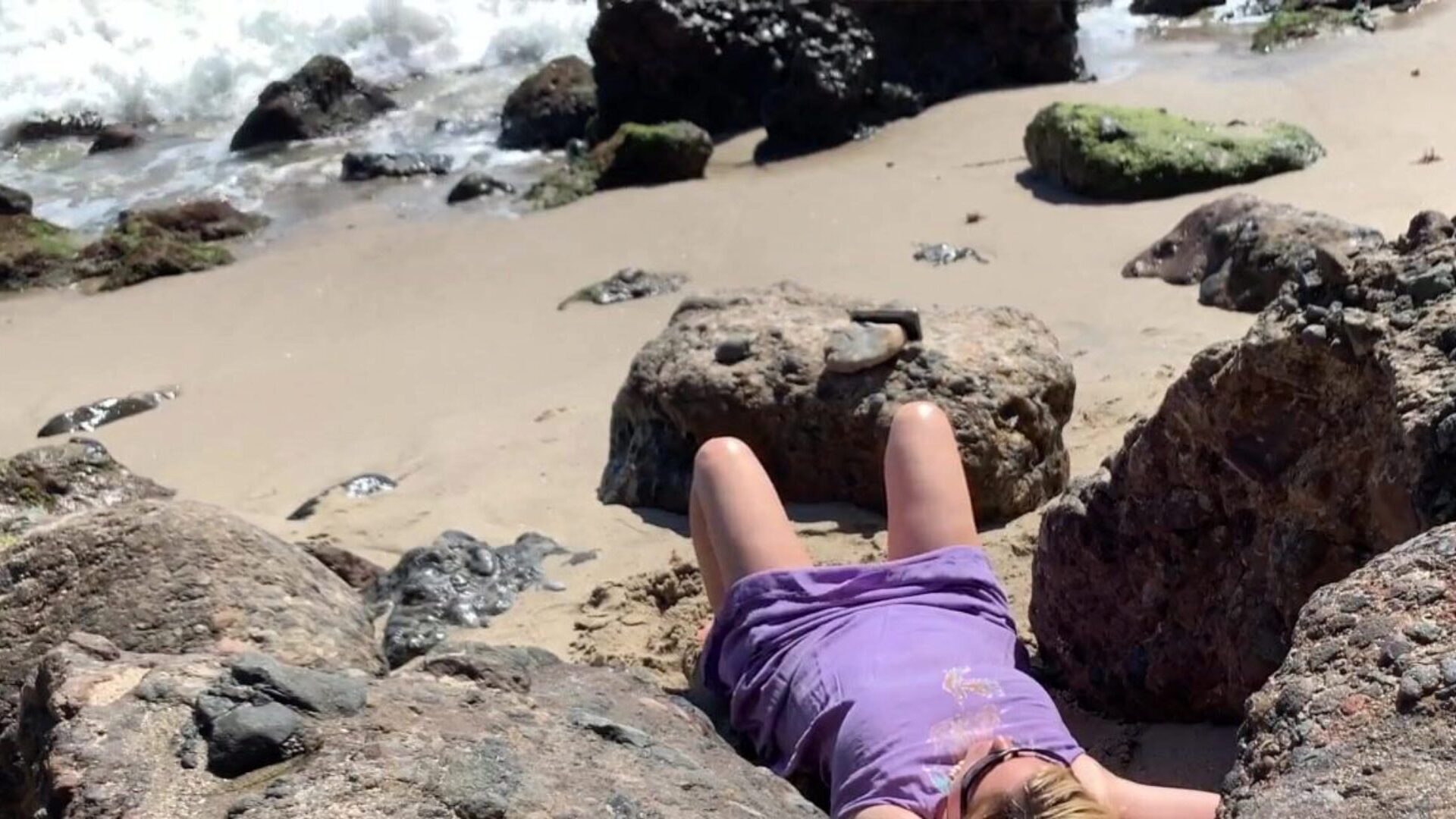 rubia voluptuosa tomando el sol desnuda en la playa copula transeúnte rubia sexy bombeando muchacho en la playa captado por la cámara
