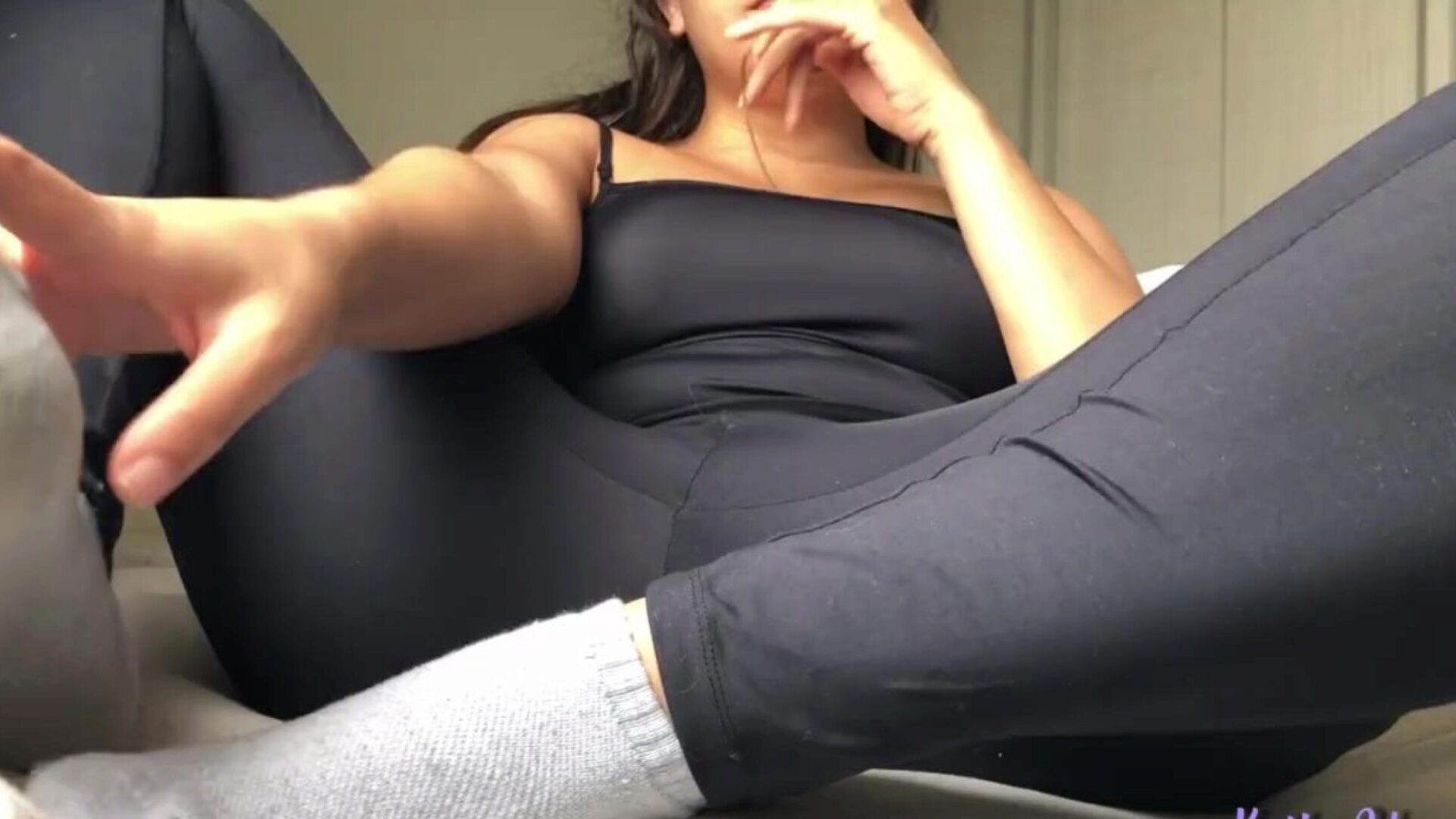 gelangweiltes Mädchen in transparenten Yogahosen fingert ihre Muschi, um Zeit zu verbringen - Katie Adams