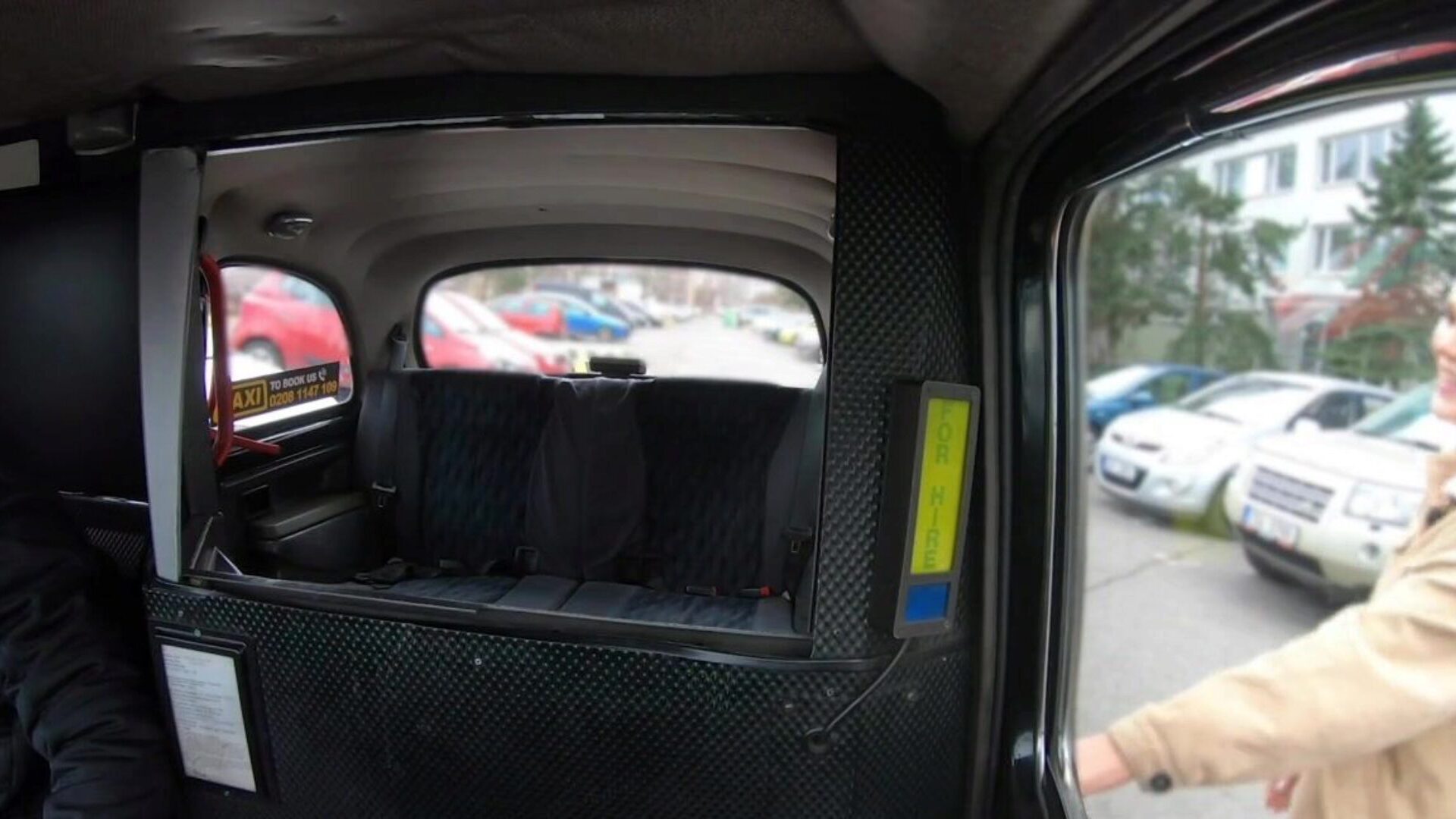 Фейковое такси, блондинку-британку Gina Varney трахнул европейский таксист