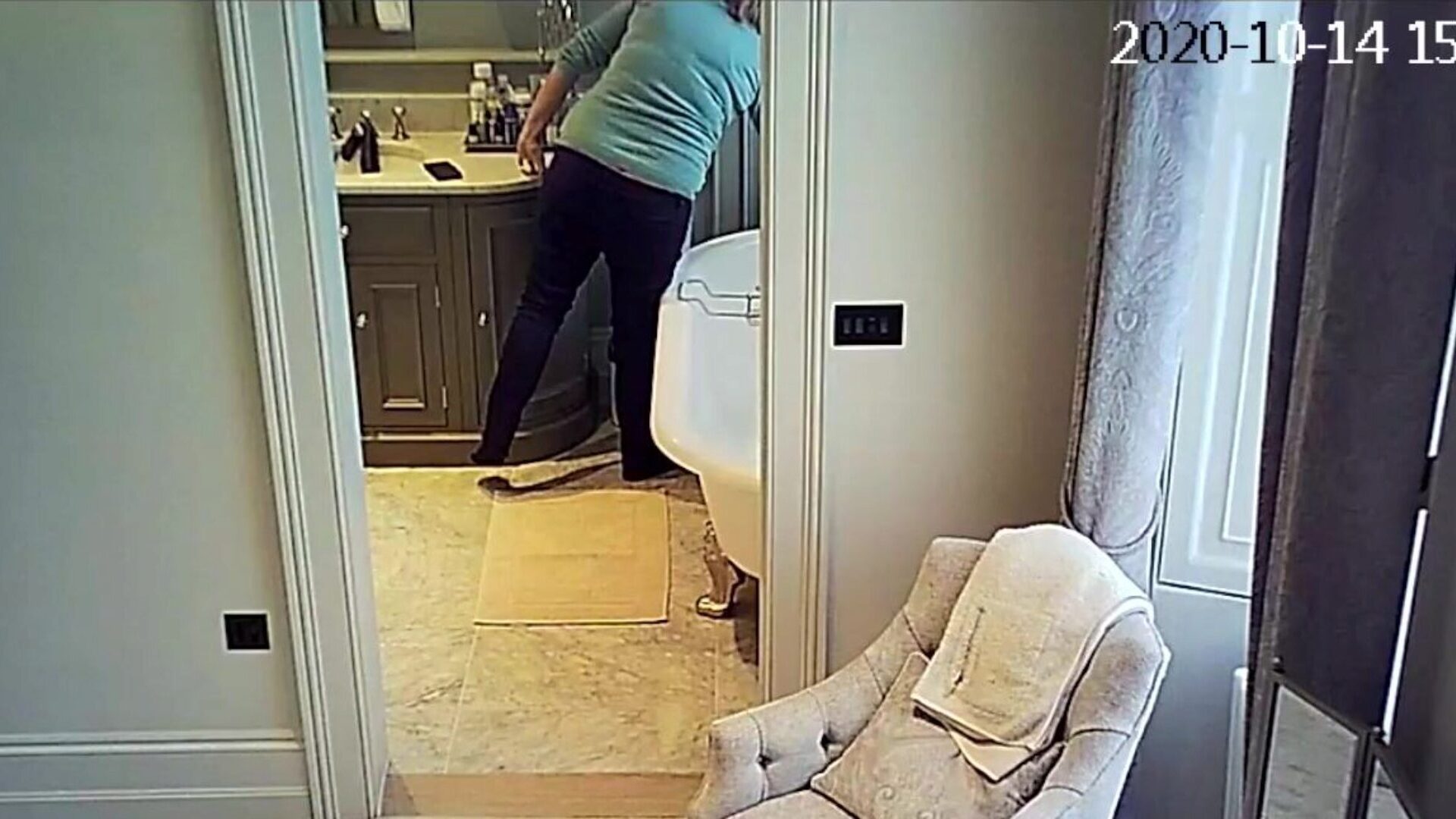 ipcam milf mosdó kövér idősebb vesz egy fürdőt, hogy ő a biztonsági kamera