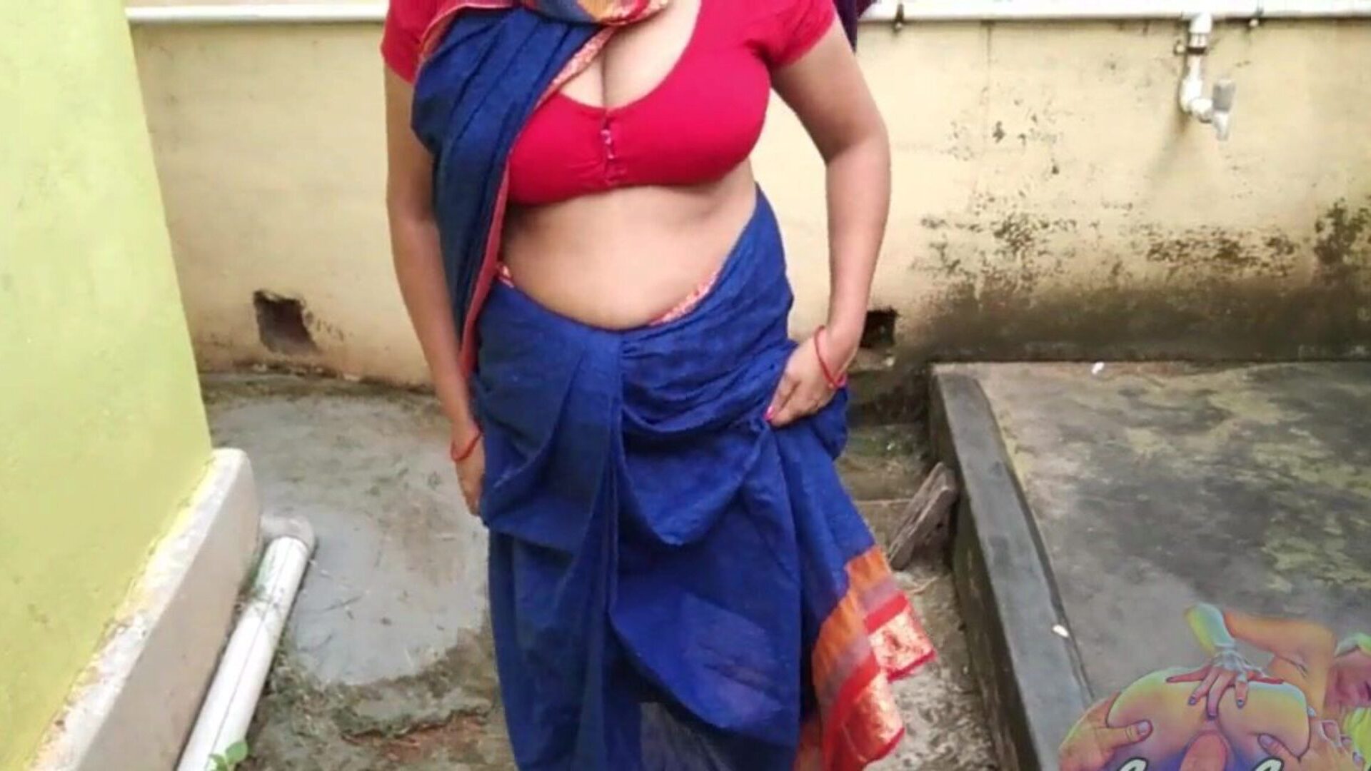 Bhabhi im blauen Saree pisst Hinterhof zeigt ihre Perioden Muschi