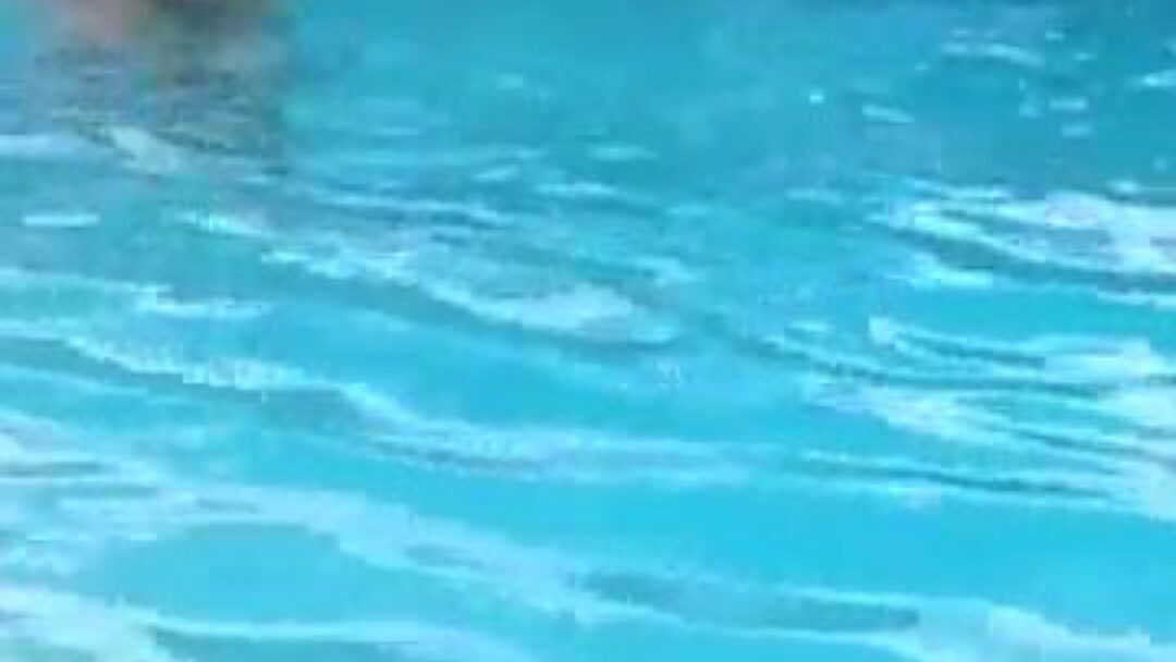 blondi suihinotto julkisessa uima-altaassa, nauhoitettu matkapuhelimeen
