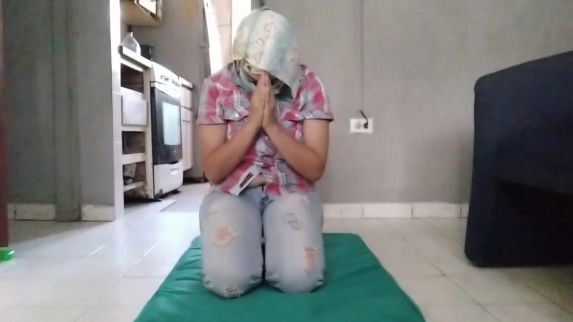 Real Mom In Hijab And Jeans Praying And Then Masturbating Her Creamy Squirting Pussy To Orgasm